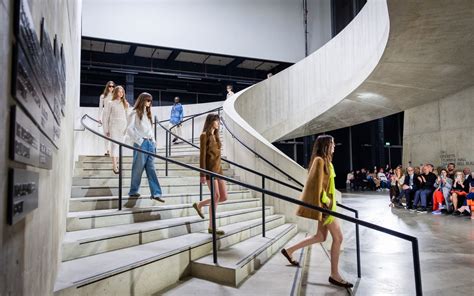 paesi in cui gucci sfila|Gucci, la sfilata Cruise 2025 alla Tate Modern Gallery di Londra..